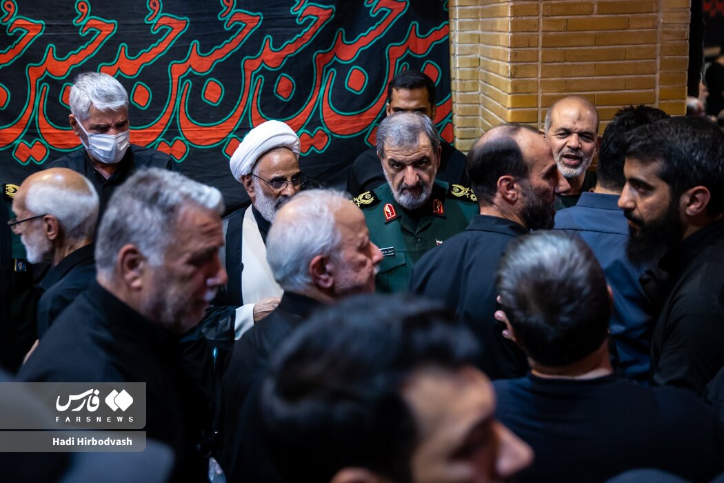 عزیز جعفری و طائب کنار یکدیگر در یک مراسم گرامیداشت / تصاویری از فرماندهان کل سپاه از زمان دفاع مقدس تا کنون در مراسم ترحیم فرمانده کل پیشین سپاه 3