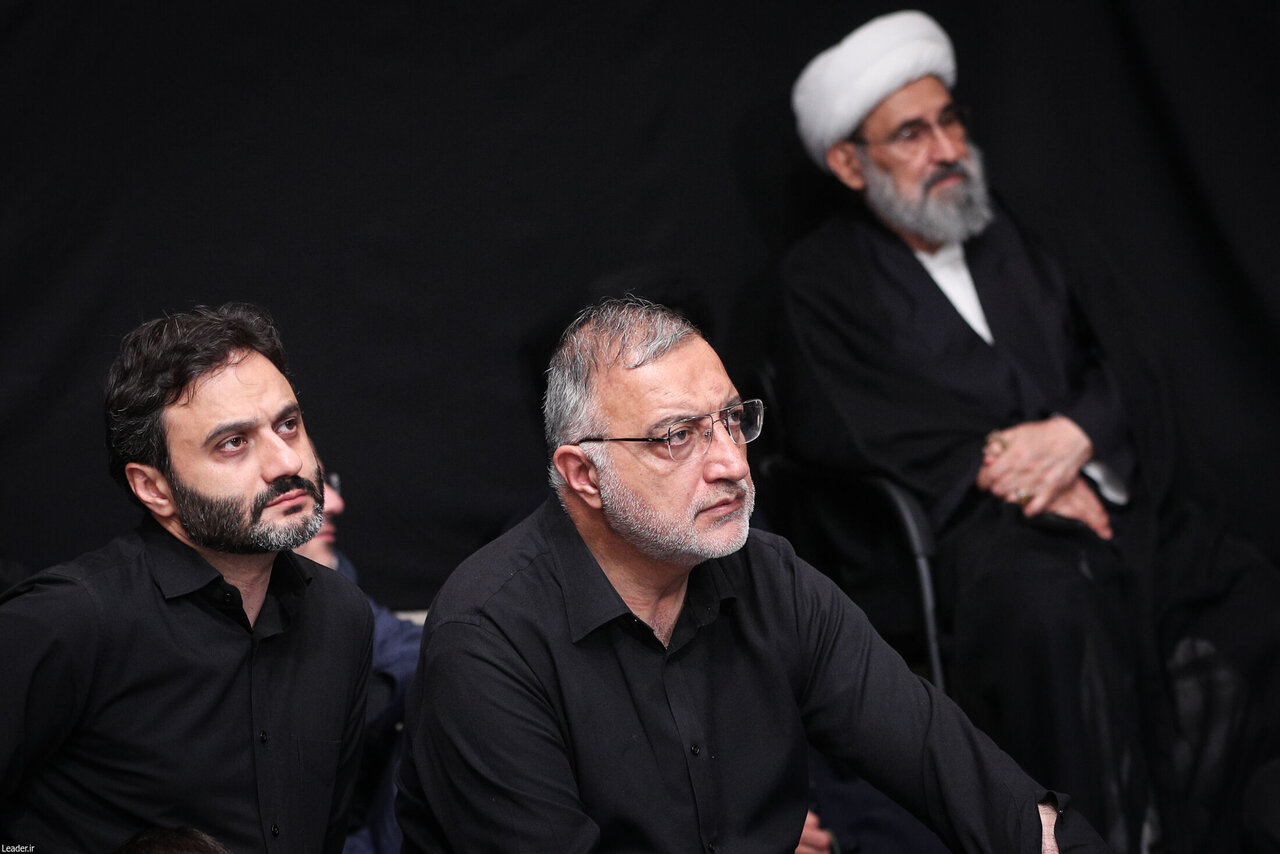 تصاویری از حضور مقامات دولت رئیسی و روحانی در مراسم عزاداری بیت رهبری/ قالیباف، اژهای و مخبر هم بودند