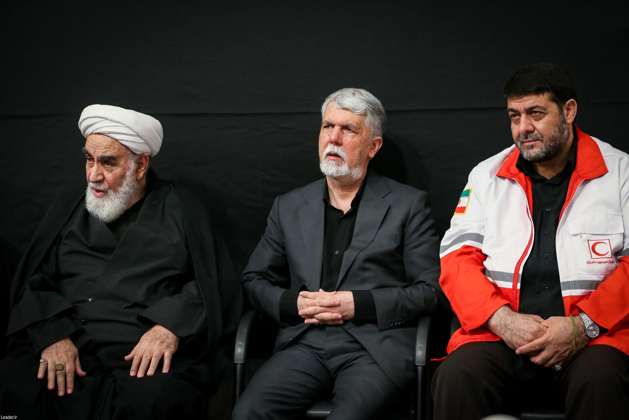 تصاویری از حضور مقامات دولت رئیسی و روحانی در مراسم عزاداری بیت رهبری/ قالیباف، اژهای و مخبر هم بودند