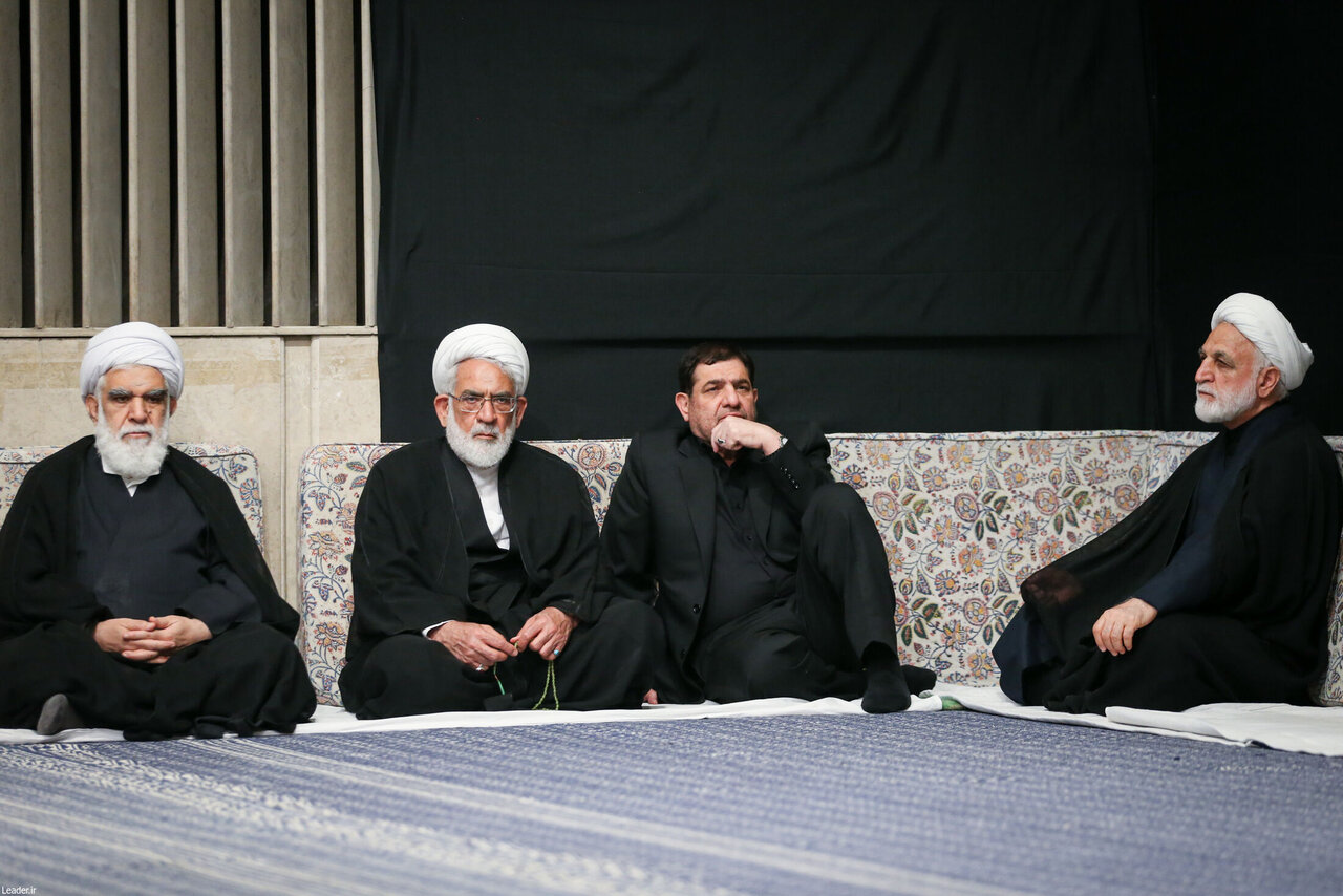 تصاویری از حضور مقامات دولت رئیسی و روحانی در مراسم عزاداری بیت رهبری/ قالیباف، اژهای و مخبر هم بودند