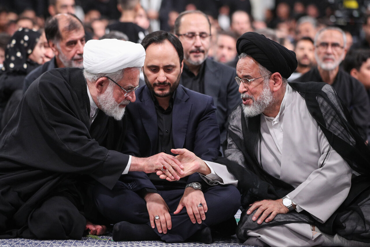 تصاویری از حضور مقامات دولت رئیسی و روحانی در مراسم عزاداری بیت رهبری/ قالیباف، اژهای و مخبر هم بودند