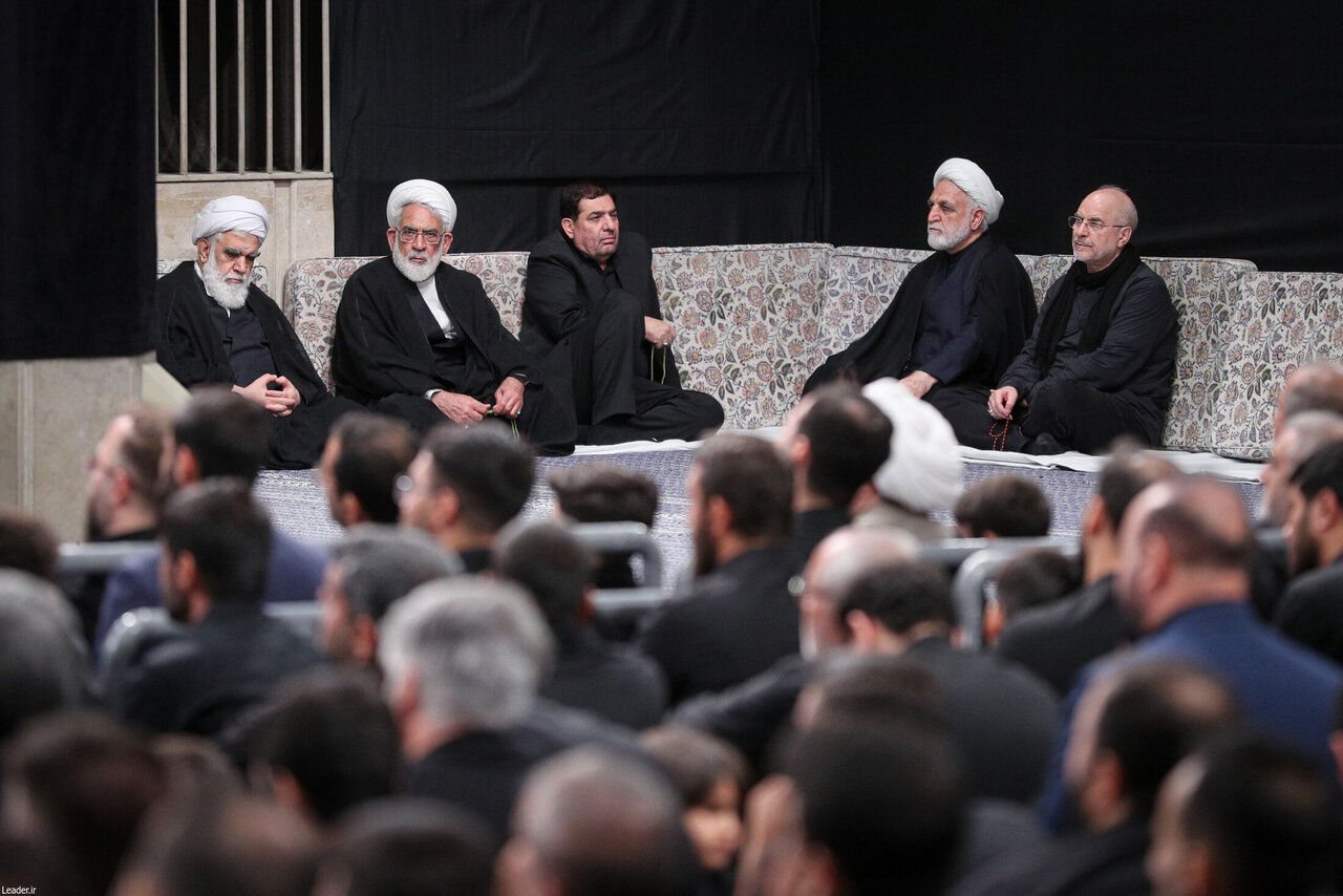 تصاویری از حضور مقامات دولت رئیسی و روحانی در مراسم عزاداری بیت رهبری/ قالیباف، اژهای و مخبر هم بودند