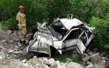 سقوط یک دستگاه خودرو در این محور شمالی؛ پراید مچاله شد / عکس