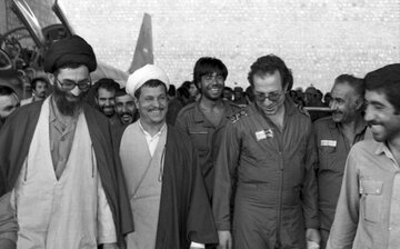 عکس/ هاشمی رفسنجانی در حال دریافت نشان فتح از دست رهبر انقلاب؛ سال ۶۸