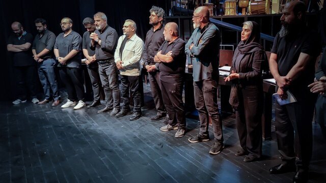 تجلیل از احمد آقالو در اجرای نمایشنامهخوانی «پل» 2