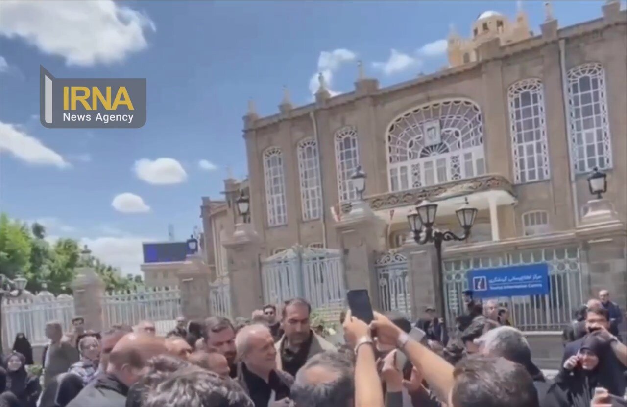 حضور پزشکیان در میان عزاداران حسینی تبریز