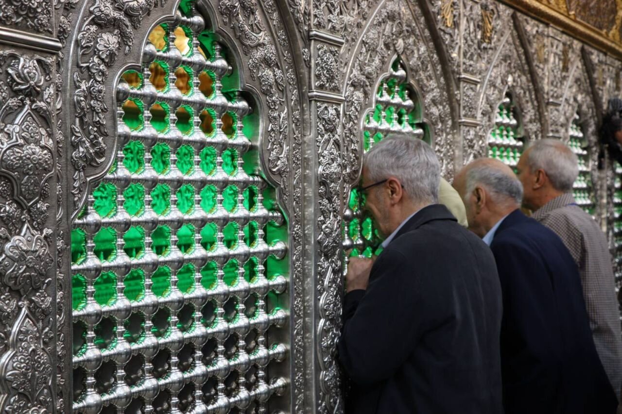 عکسی از سردار باقری در حال زیارت حرم امام حسین (ع) 2