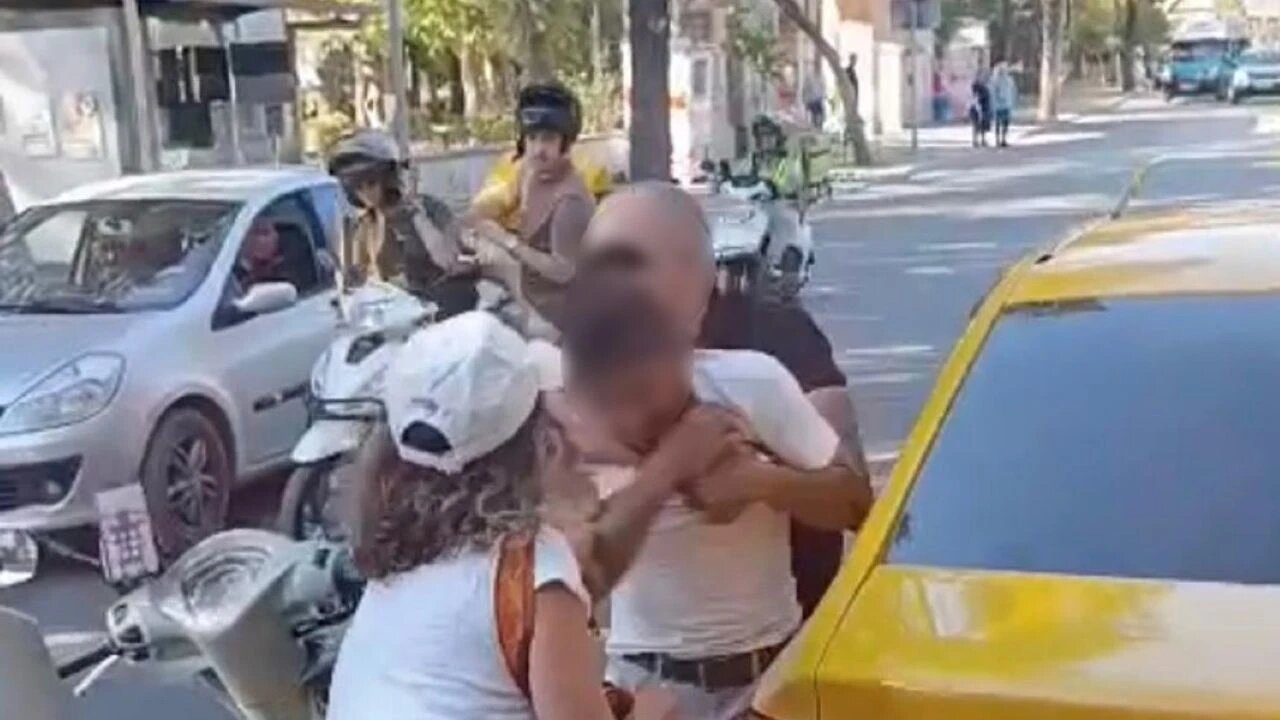 ببینید | درگیری خیابانی در ازمیر؛ کلاه ایمنی به سلاح بدل شد