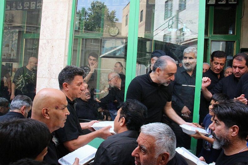 عکس | قلعهنویی درحال پخش کردن غذای نذری در عاشورا
