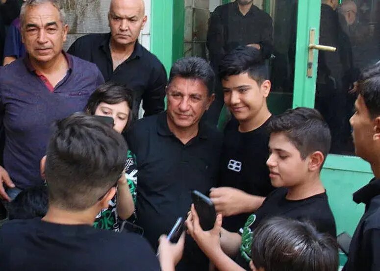 عکس | قلعهنویی درحال پخش کردن غذای نذری در عاشورا