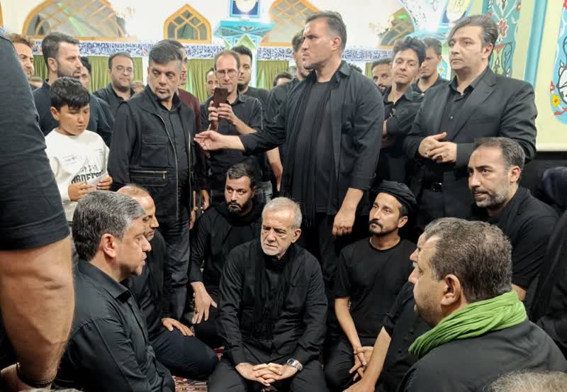 حضور سرزده رییس جمهور در مراسم شام غریبان امامحسین (ع) اردبیل