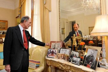 عکس/ اردشیر زاهدی در کنار شهناز پهلوی در باغ ویلا حصارک؛ سال ۱۳۳۷ عکس/ اردشیر زاهدی در کنار شهناز پهلوی در باغ ویلا حصارک؛ سال ۱۳۳۷