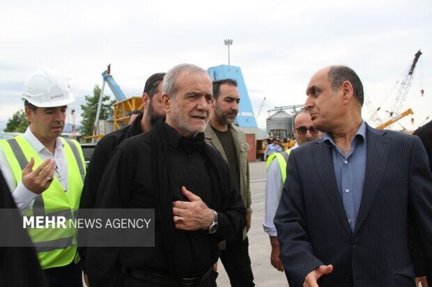 تصاویری از بازدید پزشکیان از بندر تجاری آستارا 2