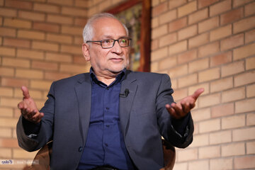 تعابیر طنز حسین مرعشی درباره جبهه اصلاحات و جبهه پایداری / هیچ کدام هیچ یک از آرزوهایشان را نمی توانند برآورده کنند!