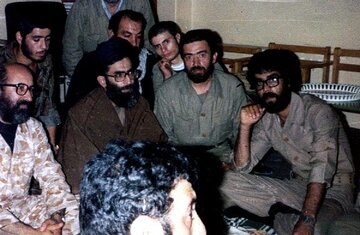 عکس/ شهید چمران در کنار رهبر انقلاب در صحرای طبس؛ اواخر دهه ۵۰