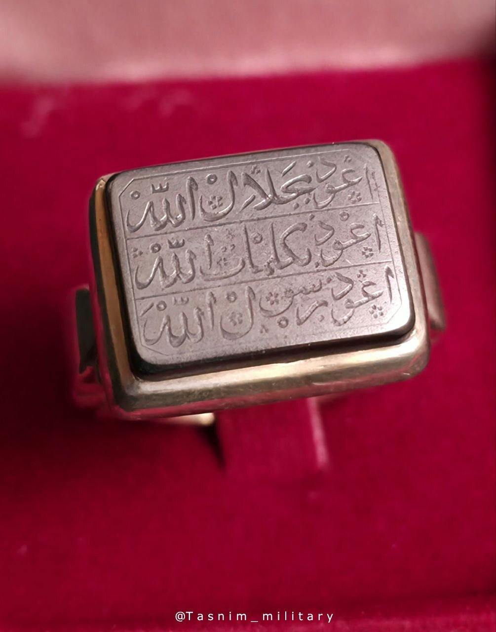تصویری از اهدای انگشتری که خانواده شهید حاجی زاده به سردار موسوی هدیه دادند 2