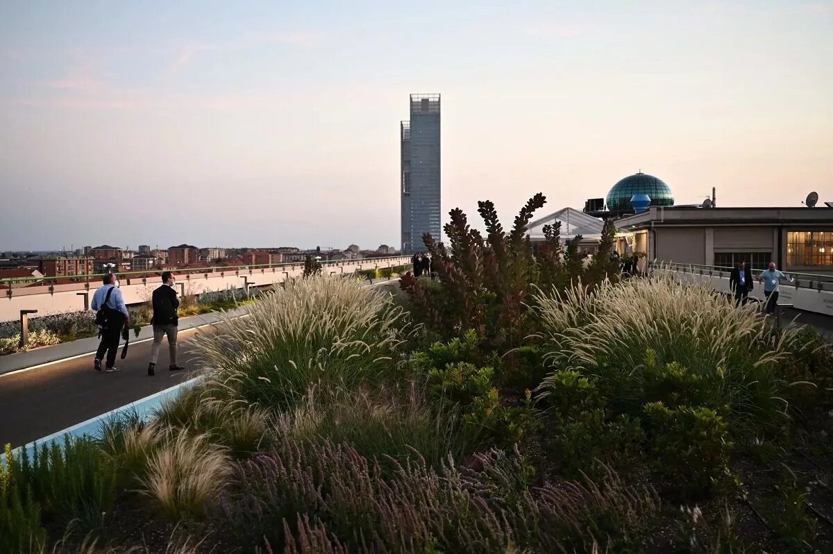 پیست اتومبیلرانی روی پشتبام! / عکس