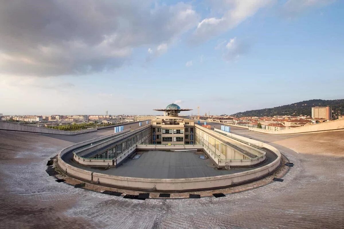 پیست اتومبیلرانی روی پشتبام! / عکس