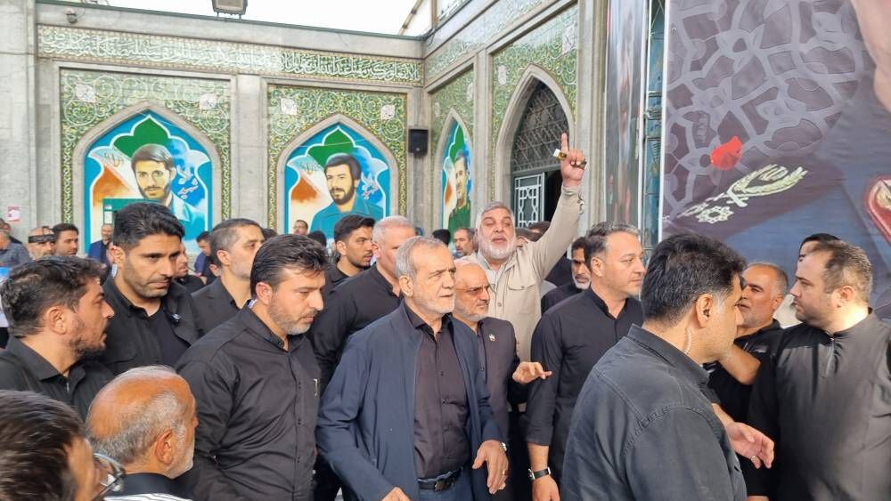 تصویری از پزشکیان در مراسم بزرگداشت شهدای قرارگاه مرکزی حضرت خاتم الانبیا (ص) 2