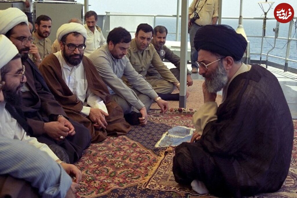 عکس/ حسن روحانی و رهبر انقلاب روی عرشه کشتی