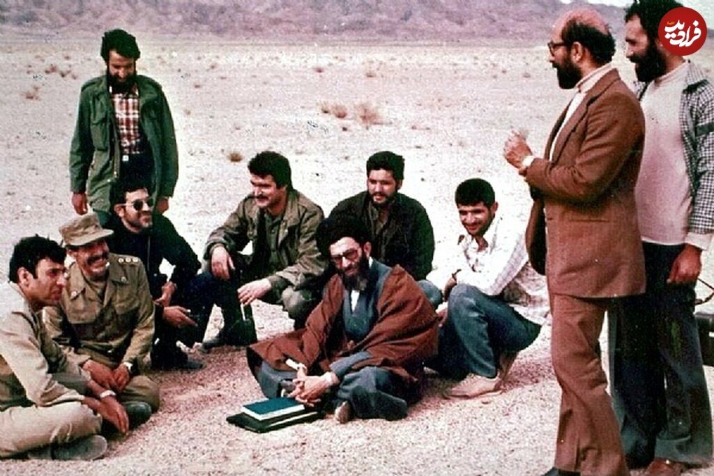 عکس/ شهید چمران در کنار رهبر انقلاب در صحرای طبس؛ اواخر دهه ۵۰