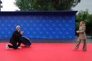 ببینید | زانو زدن مجدد نخست وزیر آلبانی مقابل نخست وزیر ایتالیا