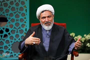 انتقاد استاد حوزه علمیه از رفع حصر؛ شورای عالی امنیت ملی بررسی کند که نیاز انسجام ملی چنین تصمیماتی است؟!/ بعضی از زندانیان یا محصورین شاید کوتاه نیایند