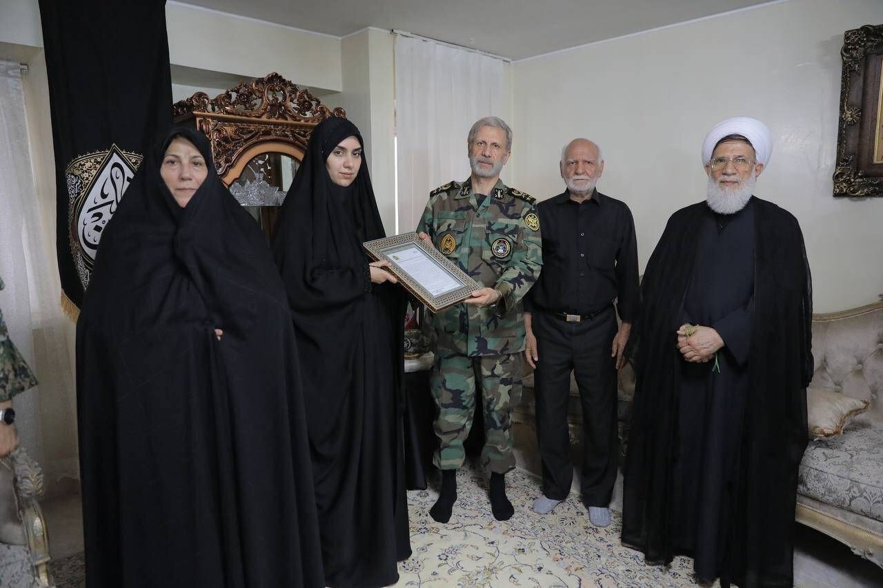 دیدار فرمانده کل ارتش با خانواده یک شهید مدافع وطن + تصاویر