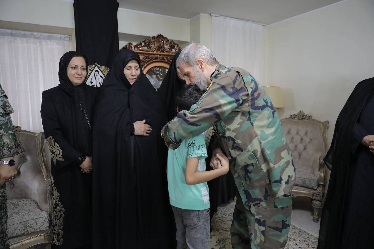 دیدار فرمانده کل ارتش با خانواده یک شهید مدافع وطن + تصاویر
