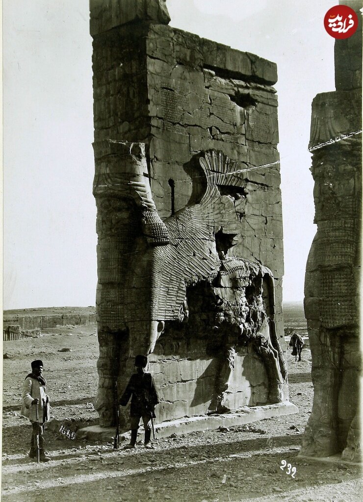 عکسهای قاجاری؛ از چتر ناصرالدینشاه تا مردان مسلح در تختجمشید