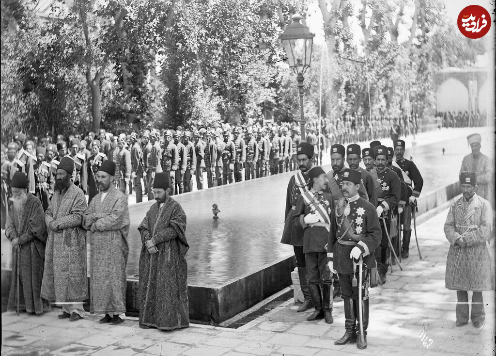 عکسهای قاجاری؛ از چتر ناصرالدینشاه تا مردان مسلح در تختجمشید