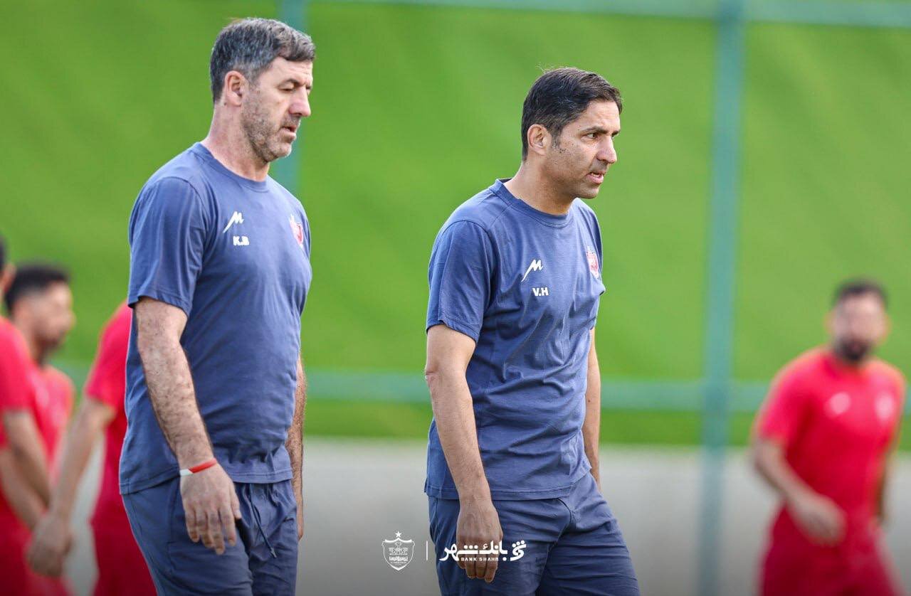 عکس| رونمایی رسمی از پرسپولیس مدل ۱۴۰۴ به سبک هلی کوپتر