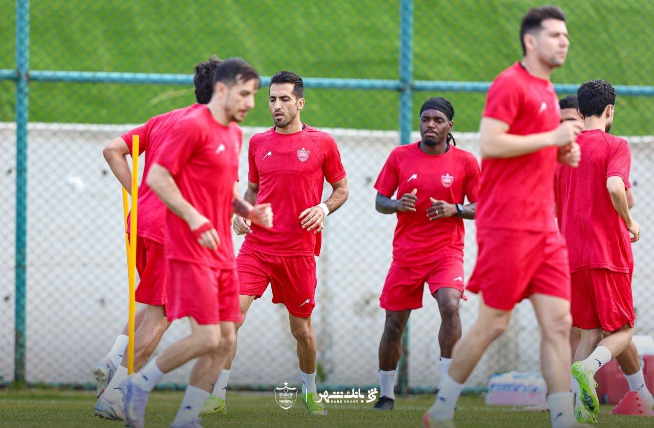 عکس| رونمایی رسمی از پرسپولیس مدل ۱۴۰۴ به سبک هلی کوپتر