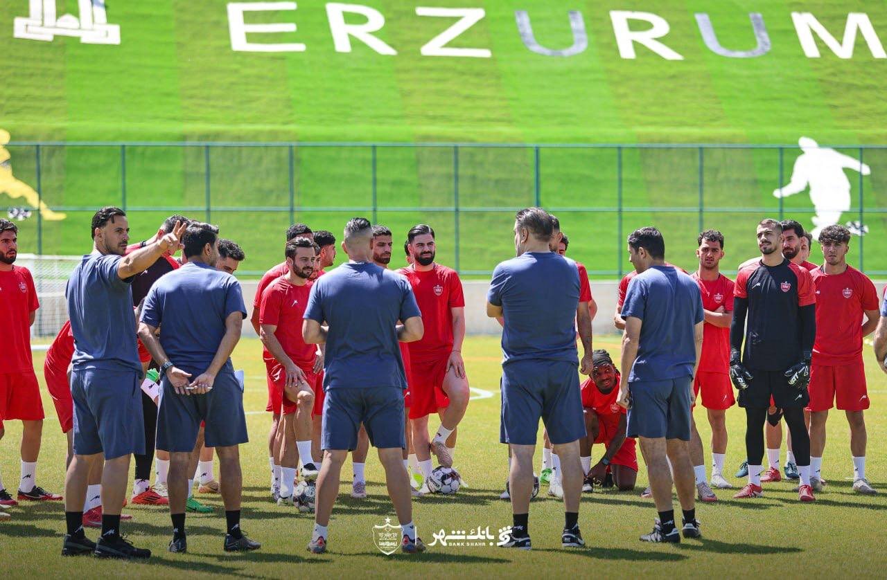 عکس| رونمایی رسمی از پرسپولیس مدل ۱۴۰۴ به سبک هلی کوپتر