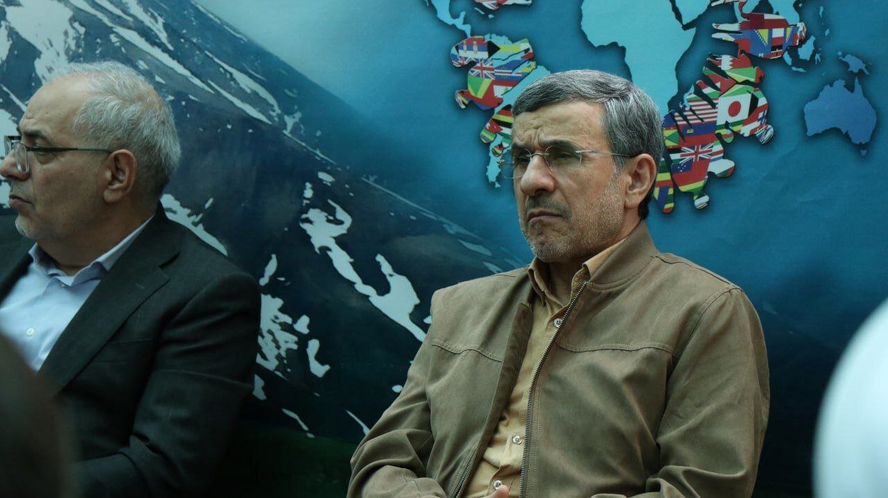 احمدی نژاد پس از مدتها آفتابی شد+تصاویر