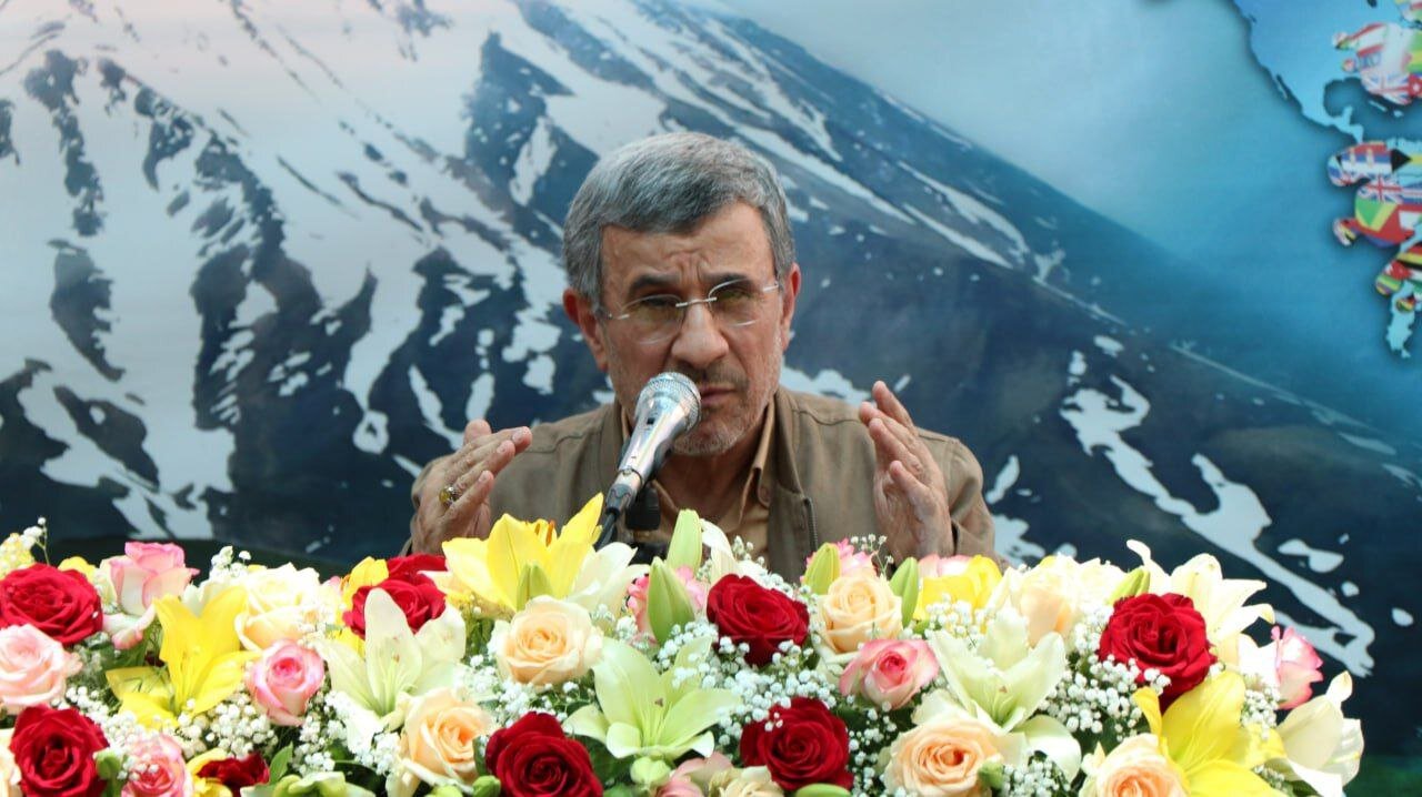 احمدی نژاد پس از مدتها آفتابی شد+تصاویر