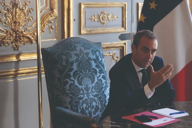 امانوئل مکرون: قهرمانی که به ضد قهرمان بدل شد / محبوبیت ۱۴ درصدی میانهروی جوان / آیا راست افراطی عاقبت بنبست سیاسی فرانسه را میشکند؟