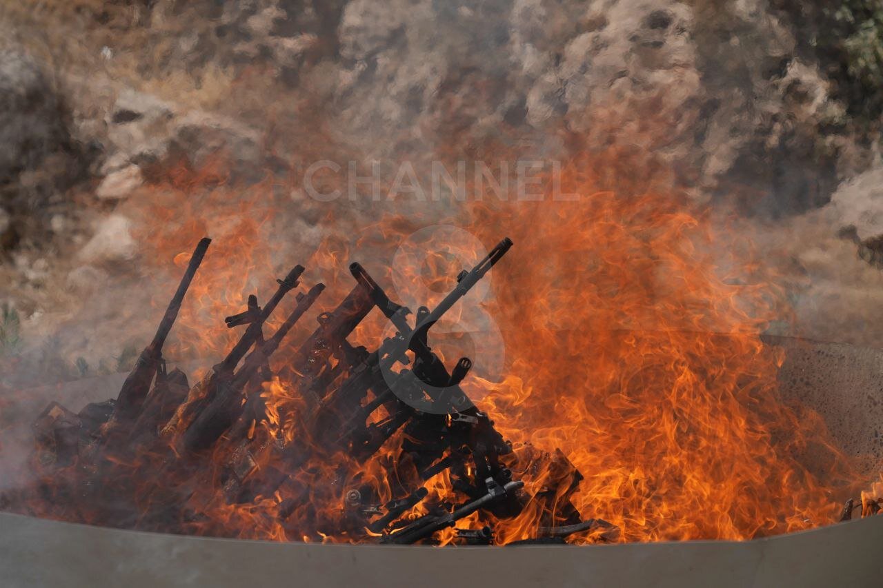 اولین تصاویر از خلع سلاح پکک؛ تفنگها در آتش سوختند/عکس