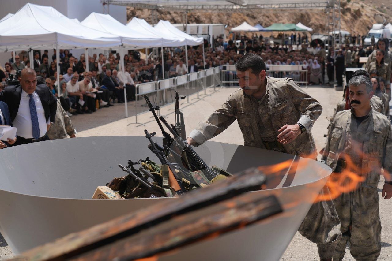 اولین تصاویر از خلع سلاح پکک؛ تفنگها در آتش سوختند/عکس