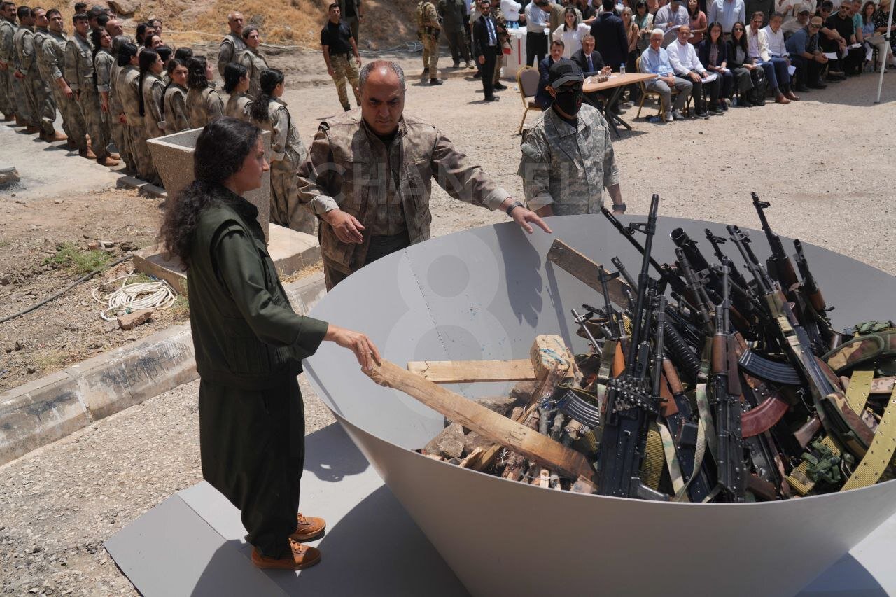 اولین تصاویر از خلع سلاح پکک؛ تفنگها در آتش سوختند/عکس