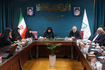 بازدید سرزده پزشکیان از یک نهاد دولتی / پزشکیان: زنان دارای انگیزههای قوی برای نقشآفرینیهای اجتماعی هستند