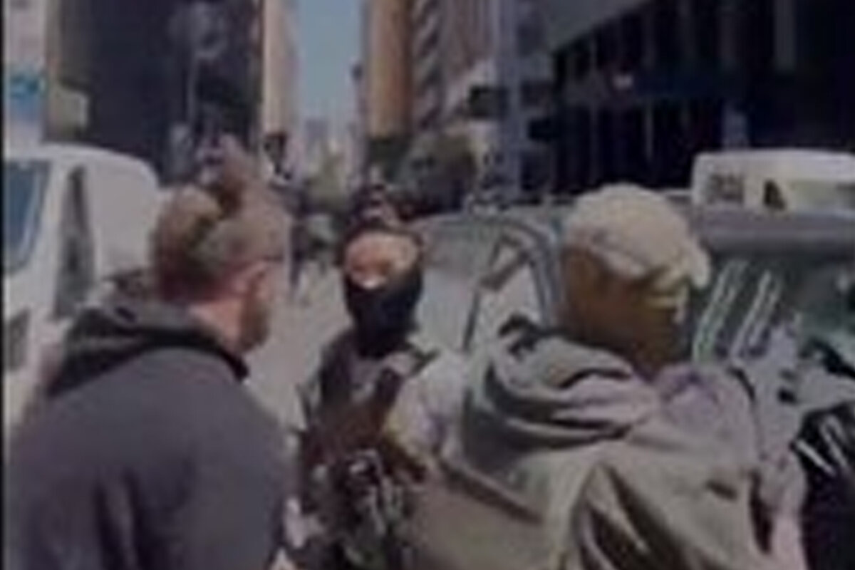 ببینید | یک خودرو دولتی از روی معترضانی که مقابل دادگاه سانفرانسیسکو بودند، عبور کرد!