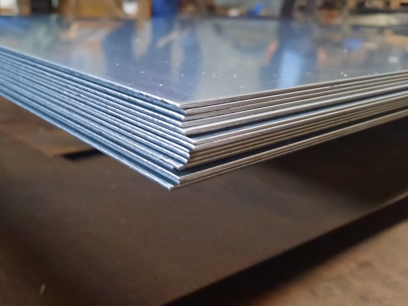 ورق گالوانیزه چیست؟ هرآنچه باید درباره این محصول فولادی مقاوم بدانید