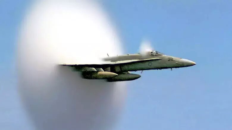 چه زمانی هواپیماهای نظامی مجاز به شکستن دیوار صوتی هستند؟