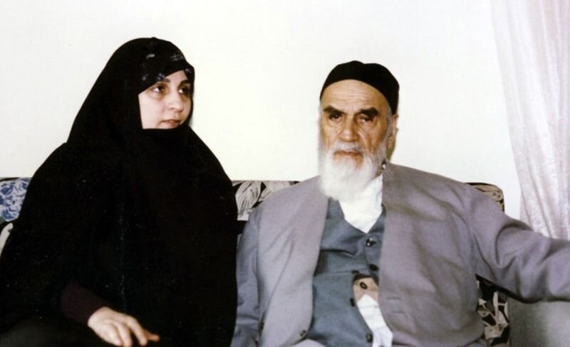 عکس/ امام خمینی در کنار عروسش فاطمه طباطبایی؛ دهه ۶۰