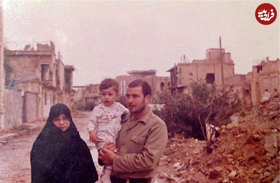 عکس/ قالیباف در دوران جنگ در کنار همسر و فرزندش؛ دهه ۶۰