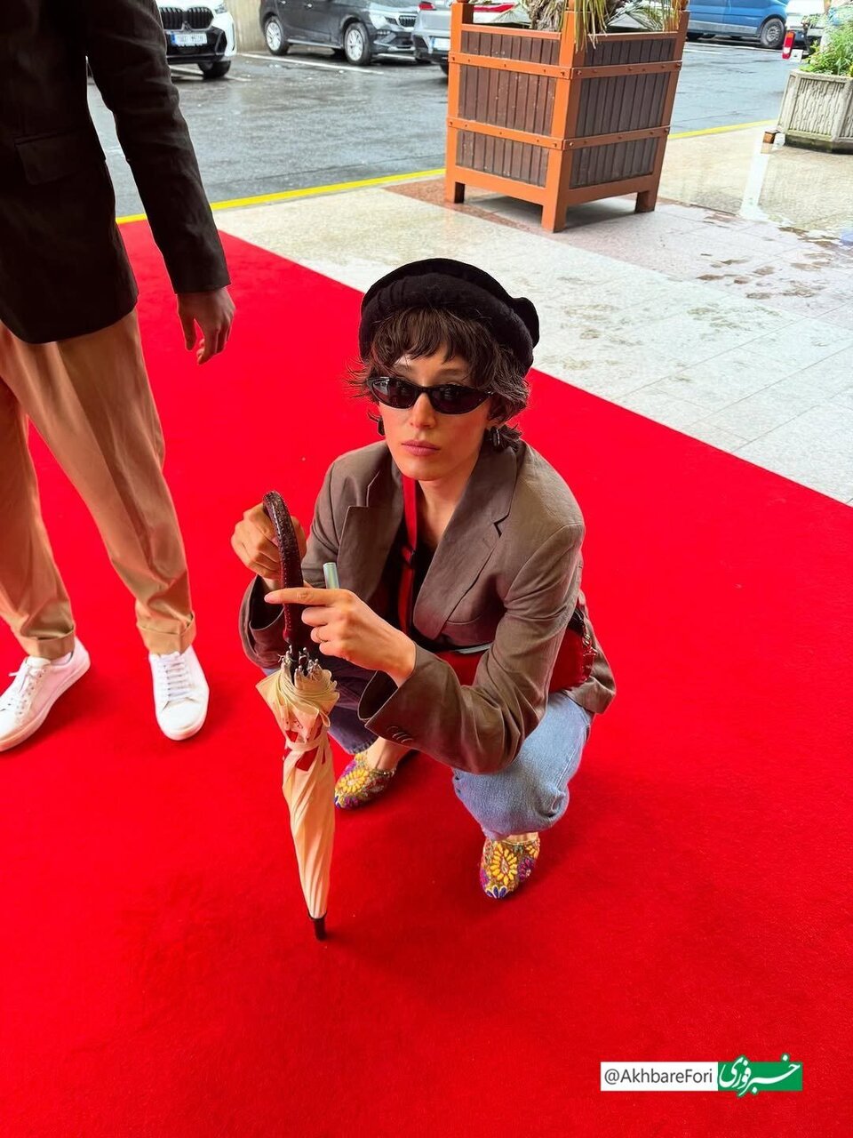 عکس | فرشته حسینی روی فرش قرمز با چتر بسته و ژستی عجیب!