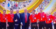 ببینید | لحظه انداختن مدال توسط ترامپ به گردن فغانی
