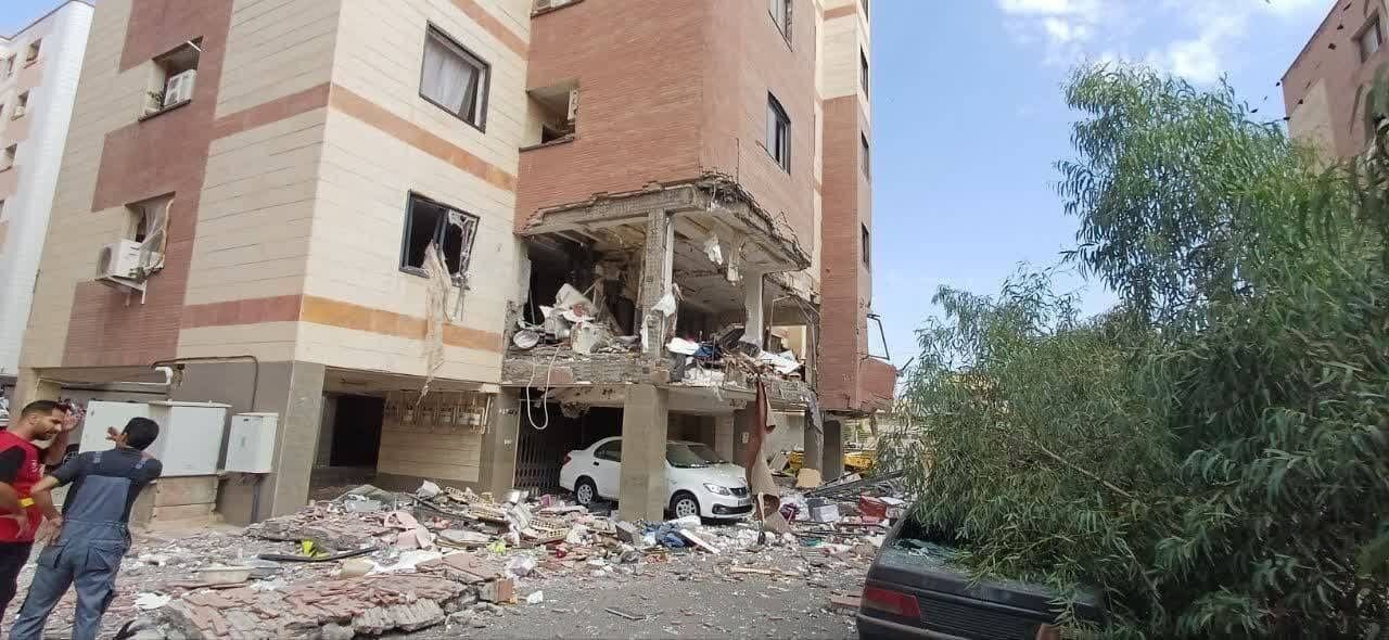 ببینید | اولین تصاویر از انفجار در یکی از مجتمعهای مسکونی در پردیسان قم / خبرگزاری صداوسیما: دلیل انفجار نشت گاز بود