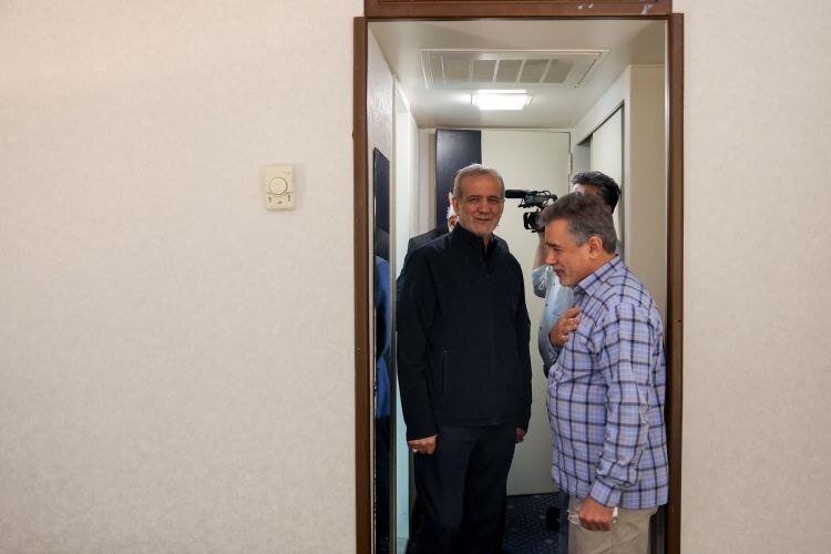 تصاویری از بازدید پزشکیان از منازل خانوادههای آسیبدیده در جنگ/ توافق کردهایم خانهها را همانطور که بوده، بسازند و تحویل شهروندان دهند